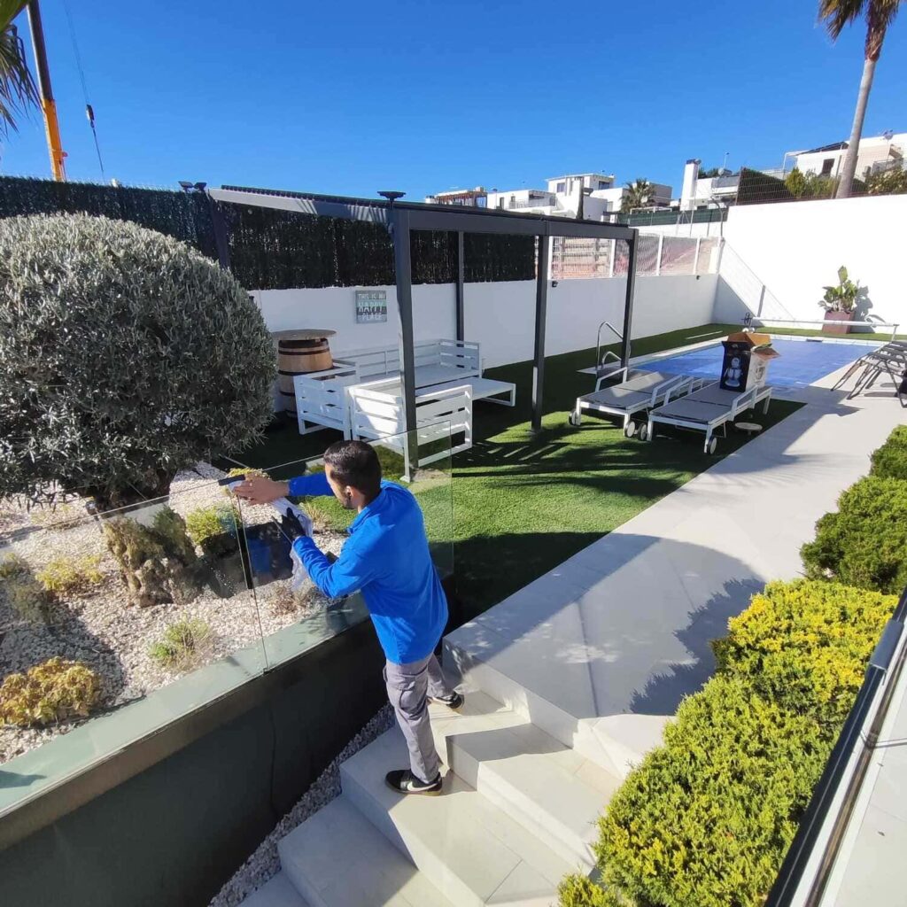 Limpieza de terrazas en Benidorm cleaning Ramen wassen Nettoyage des vitres Moyka okon Fensterreinigung